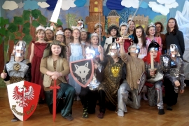 Zakończenie semestru I 2017 - zdjecie grupowe dzieci przebrane za rycerzy z różnych okresów historii
