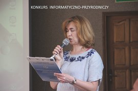 nauczyciel czytający pytania konkursowe