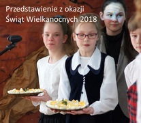 Dzieci z poczęstunkiem Wielkanocnym w rękach