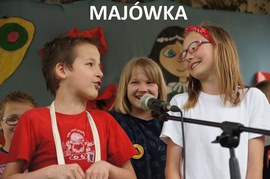 śpiewające dzieci do mikrofonu
