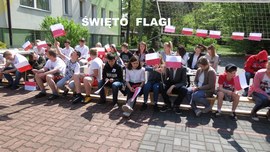 Dzieci z flagami w dłoniach