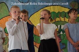 Dzieci z mikrofonami w dłoniach